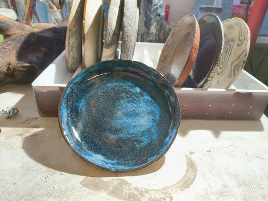 Juan - blauw-bruin bordje met een ruwere buitenkant